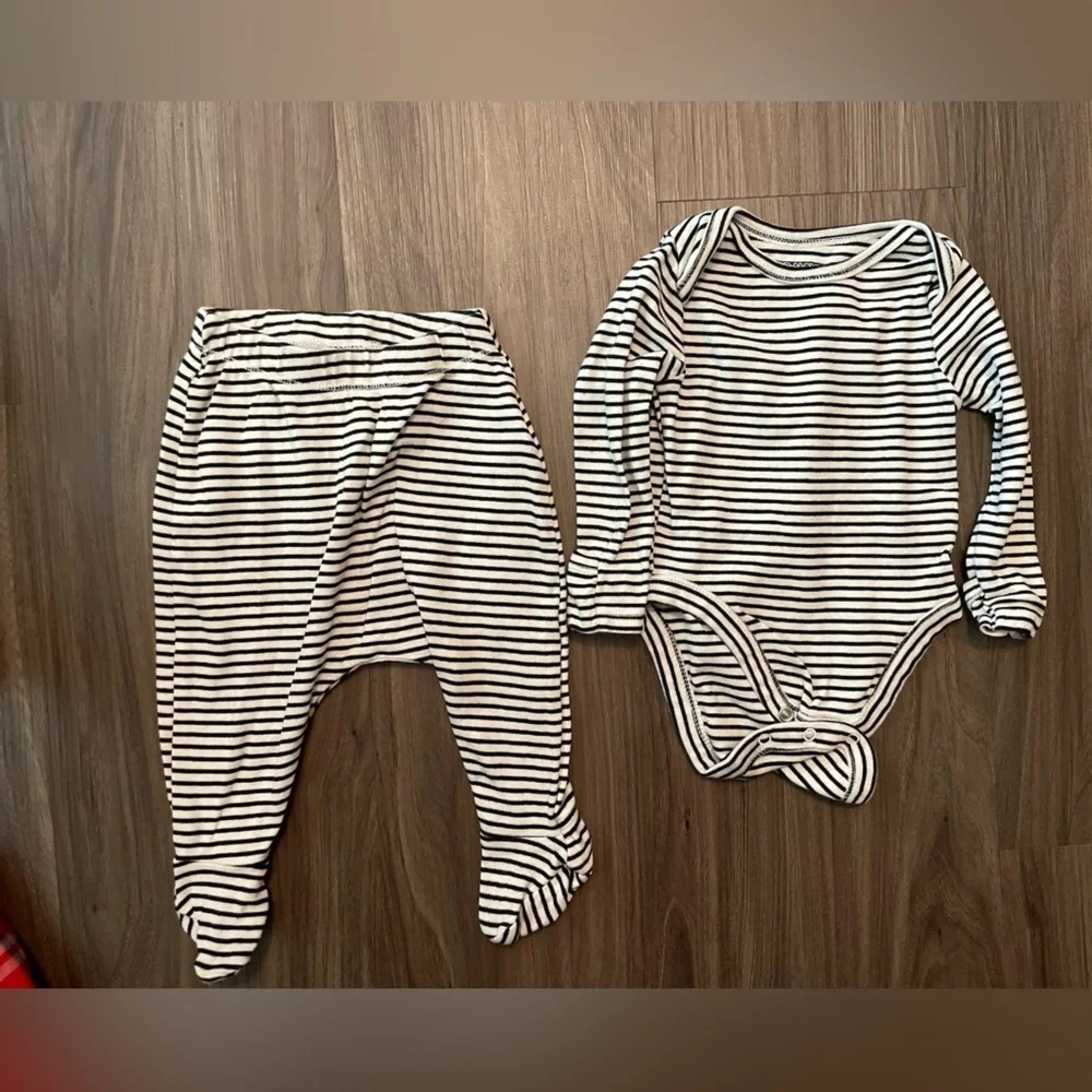 Old Navy Black and White Striped Baby Matching Set size 0-3M